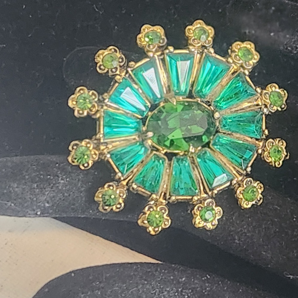 Vintage Emerald Green Sunburst Brooch Gold Tone Rhinestone Starburst Pin 1.5" - Picture 2 of 10